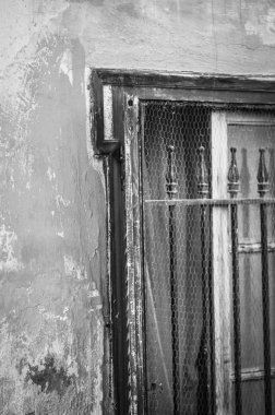 Atina 'daki tarihi Yunan binalarının pencereleri kapanıyor