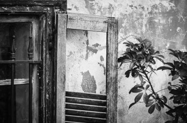 Atina 'daki tarihi Yunan binalarının pencereleri kapanıyor