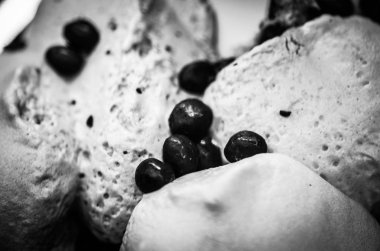 Lezzetli İtalyan dondurması, taze meyve, bisküvi ve lezzetli malzemeler.