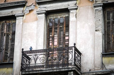 Atina 'daki tarihi Yunan binalarının pencereleri kapanıyor