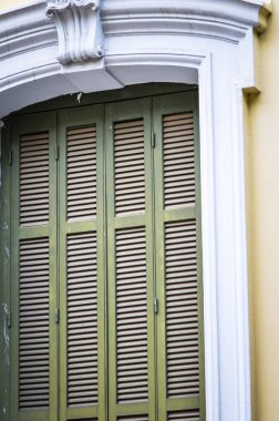 Atina 'daki tarihi Yunan binalarının pencereleri kapanıyor