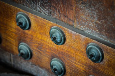 Eski kapılar kapanıyor.