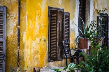 Atina 'daki tarihi Yunan binalarının pencereleri kapanıyor