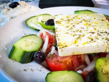 Taze sebzeli, peynirli, limon suyu ve baharatlı lezzetli Yunan salatası.