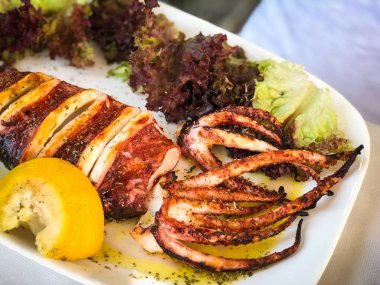 Limon suyu ve taze baharatlı ızgara kalamar.