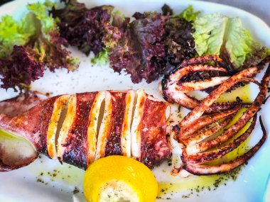 Limon suyu ve taze baharatlı ızgara kalamar.