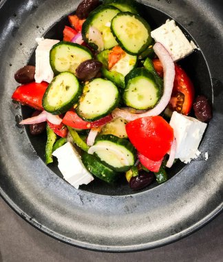 Taze sebzeli, peynirli, limon suyu ve baharatlı lezzetli Yunan salatası.