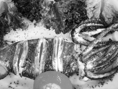 Limon suyu ve taze baharatlı ızgara kalamar.