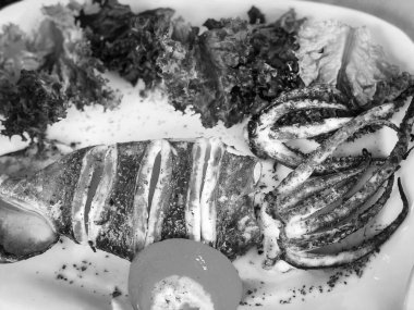 Limon suyu ve taze baharatlı ızgara kalamar.