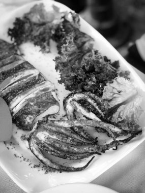 Limon suyu ve taze baharatlı ızgara kalamar.