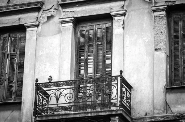 Ventanas Cerca Los Edificios Griegos Históricos Atenas —  Fotos de Stock