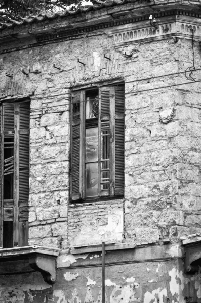 アテネの歴史的なギリシャの建物の近くの窓 — ストック写真