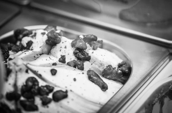 비스킷 맛있는 토핑이 곁들인 맛있는 이탈리아 아이스크림 — 스톡 사진