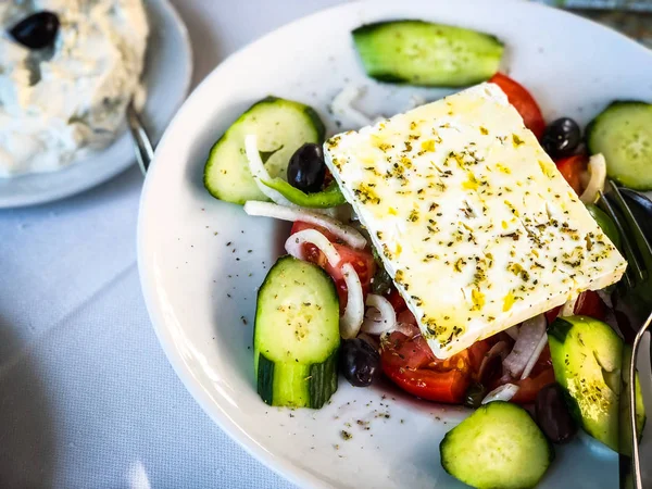 Köstlicher Griechischer Salat Mit Frischem Gemüse Feta Käse Zitronensaft Gewürzen — Stockfoto