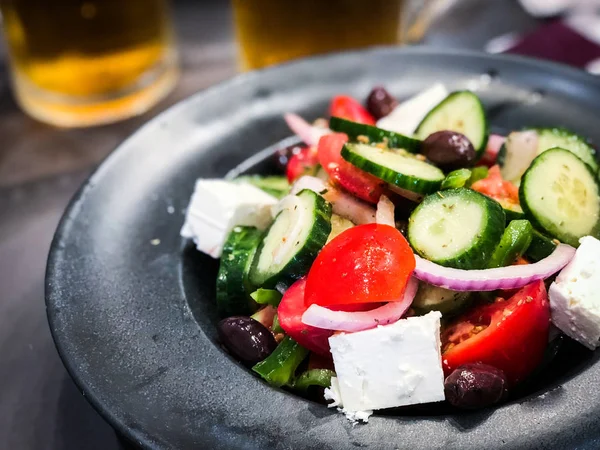 Köstlicher Griechischer Salat Mit Frischem Gemüse Feta Käse Zitronensaft Gewürzen — Stockfoto