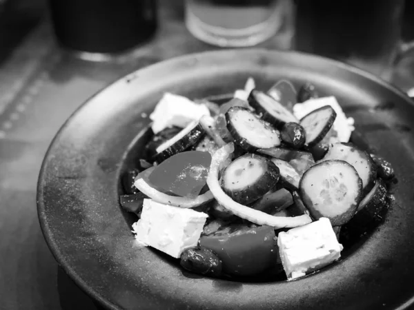 Ízletes Görög Saláta Friss Zöldségekkel Feta Sajttal Citromlével Fűszerekkel — Stock Fotó