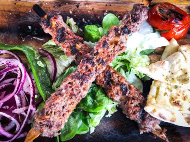 Taze sebzeli lezzetli adana kebabı ve kırmızı soğan salatası.