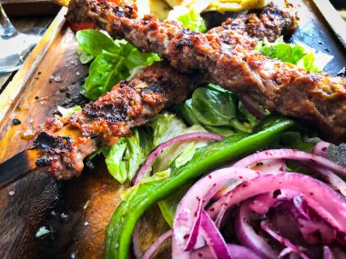 Taze sebzeli lezzetli adana kebabı ve kırmızı soğan salatası.