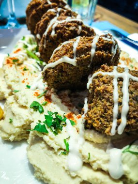 Lezzetli Lübnan falafel yemeği ve humus.