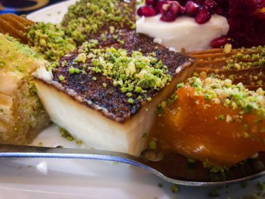 Ballı, fındıklı, fıstıklı ve fıstıklı lezzetli Türk tatlıları