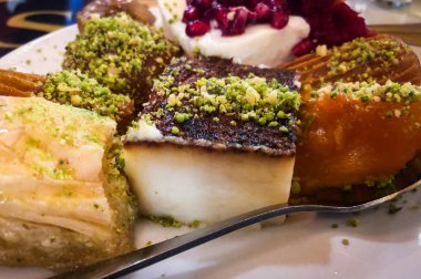 Ballı, fındıklı, fıstıklı ve fıstıklı lezzetli Türk tatlıları