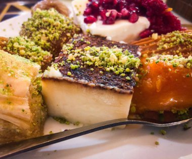 Ballı, fındıklı, fıstıklı ve fıstıklı lezzetli Türk tatlıları