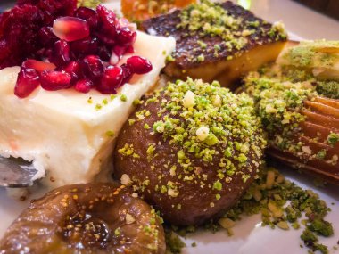 Ballı, fındıklı, fıstıklı ve fıstıklı lezzetli Türk tatlıları