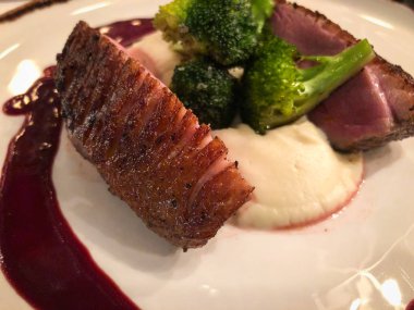 Kereviz püresi ve böğürtlen soslu ızgara ördek göğsü.