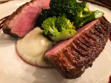 Kereviz püresi ve böğürtlen soslu ızgara ördek göğsü.