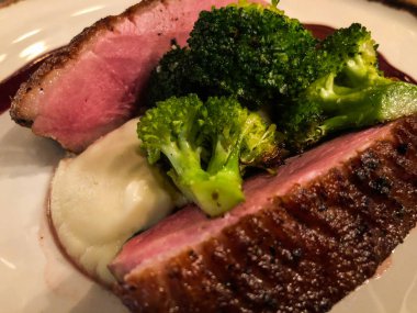 Kereviz püresi ve böğürtlen soslu ızgara ördek göğsü.