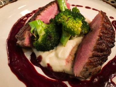 Kereviz püresi ve böğürtlen soslu ızgara ördek göğsü.