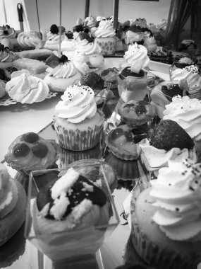 Ev yapımı şekerlemeleri farklı tatlılar, mini kekler, turtalar ve şekerlemelerle karıştır