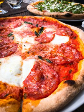 Taze malzemeli İtalyan pizzası.