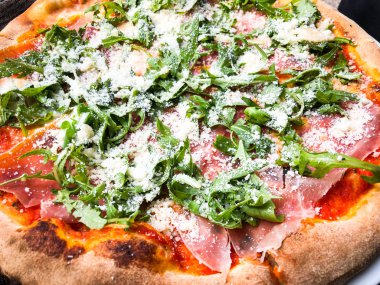 Taze malzemeli İtalyan pizzası.