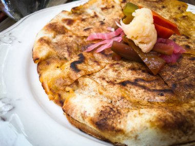 Lezzetli Lübnan lahana yemeği ve turşu.