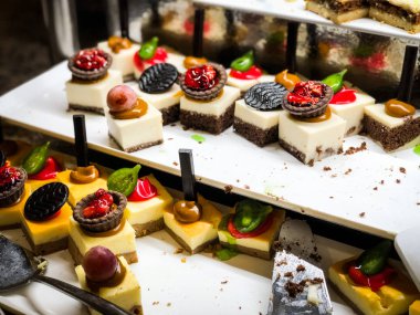 Mini kekleri taze meyvelerle karıştır ve üzerine de krem sür.