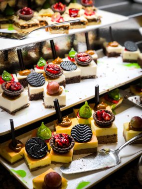 Mini kekleri taze meyvelerle karıştır ve üzerine de krem sür.