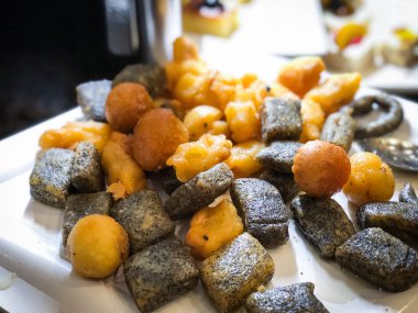 Mini kekleri taze meyvelerle karıştır ve üzerine de krem sür.