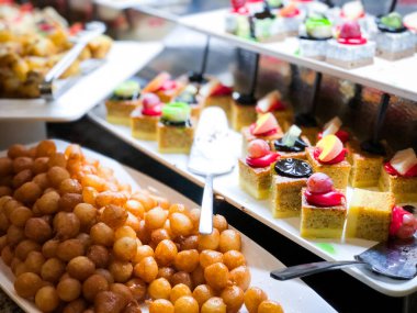 Mini kekleri taze meyvelerle karıştır ve üzerine de krem sür.