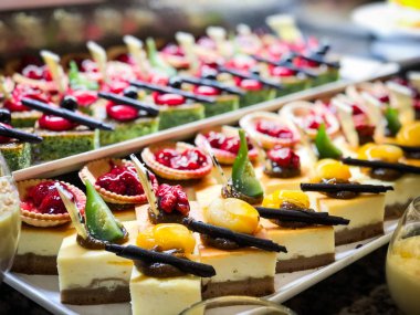 Mini kekleri taze meyvelerle karıştır ve üzerine de krem sür.