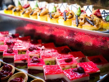 Mini kekleri taze meyvelerle karıştır ve üzerine de krem sür.