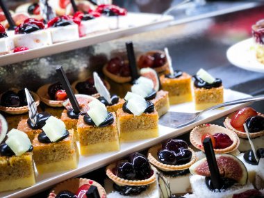 Mini kekleri taze meyvelerle karıştır ve üzerine de krem sür.