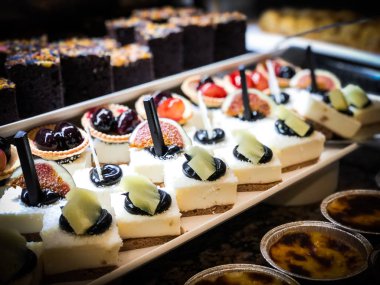 Mini kekleri taze meyvelerle karıştır ve üzerine de krem sür.