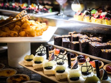 Mini kekleri taze meyvelerle karıştır ve üzerine de krem sür.