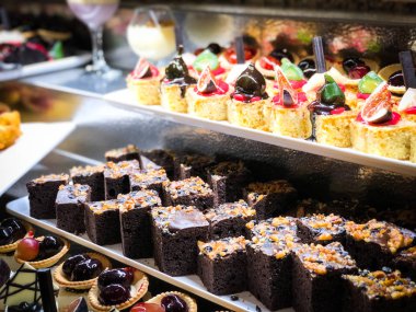 Mini kekleri taze meyvelerle karıştır ve üzerine de krem sür.