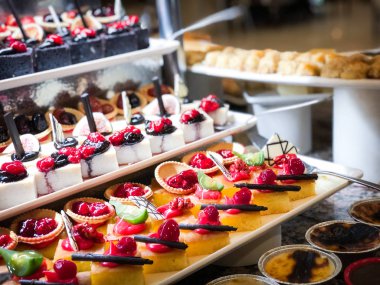 Mini kekleri taze meyvelerle karıştır ve üzerine de krem sür.