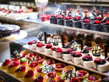 Mini kekleri taze meyvelerle karıştır ve üzerine de krem sür.