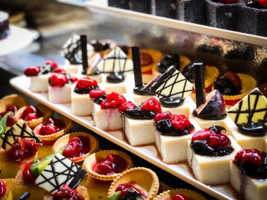 Mini kekleri taze meyvelerle karıştır ve üzerine de krem sür.