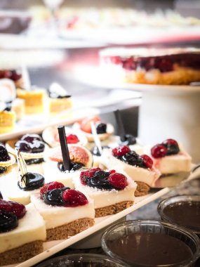 Mini kekleri taze meyvelerle karıştır ve üzerine de krem sür.