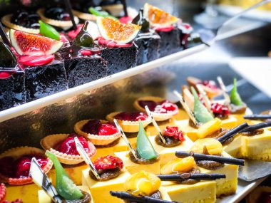 Mini kekleri taze meyvelerle karıştır ve üzerine de krem sür.